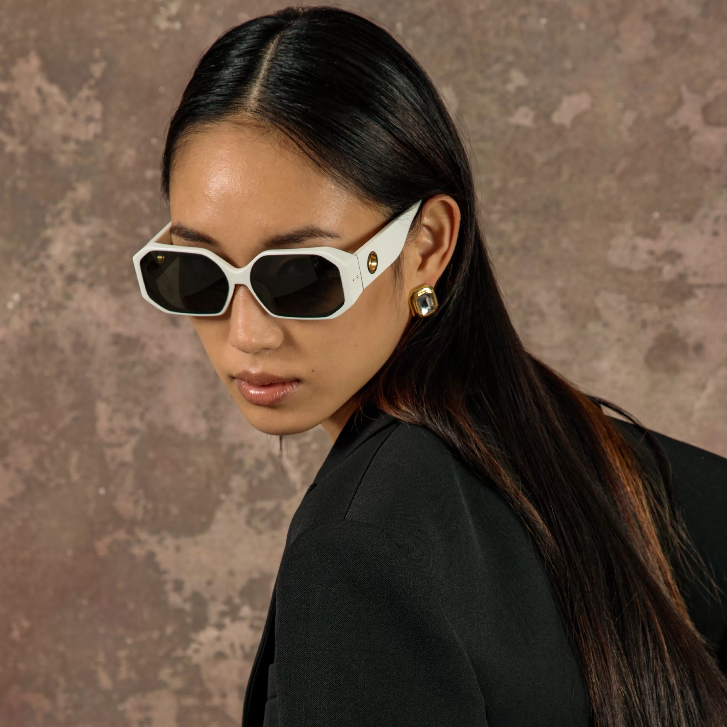 bailey_angular_sunglasses_in_white_5.webp Women LINDA FARROW (U.K.) Bailey Angular Sunglasses in White