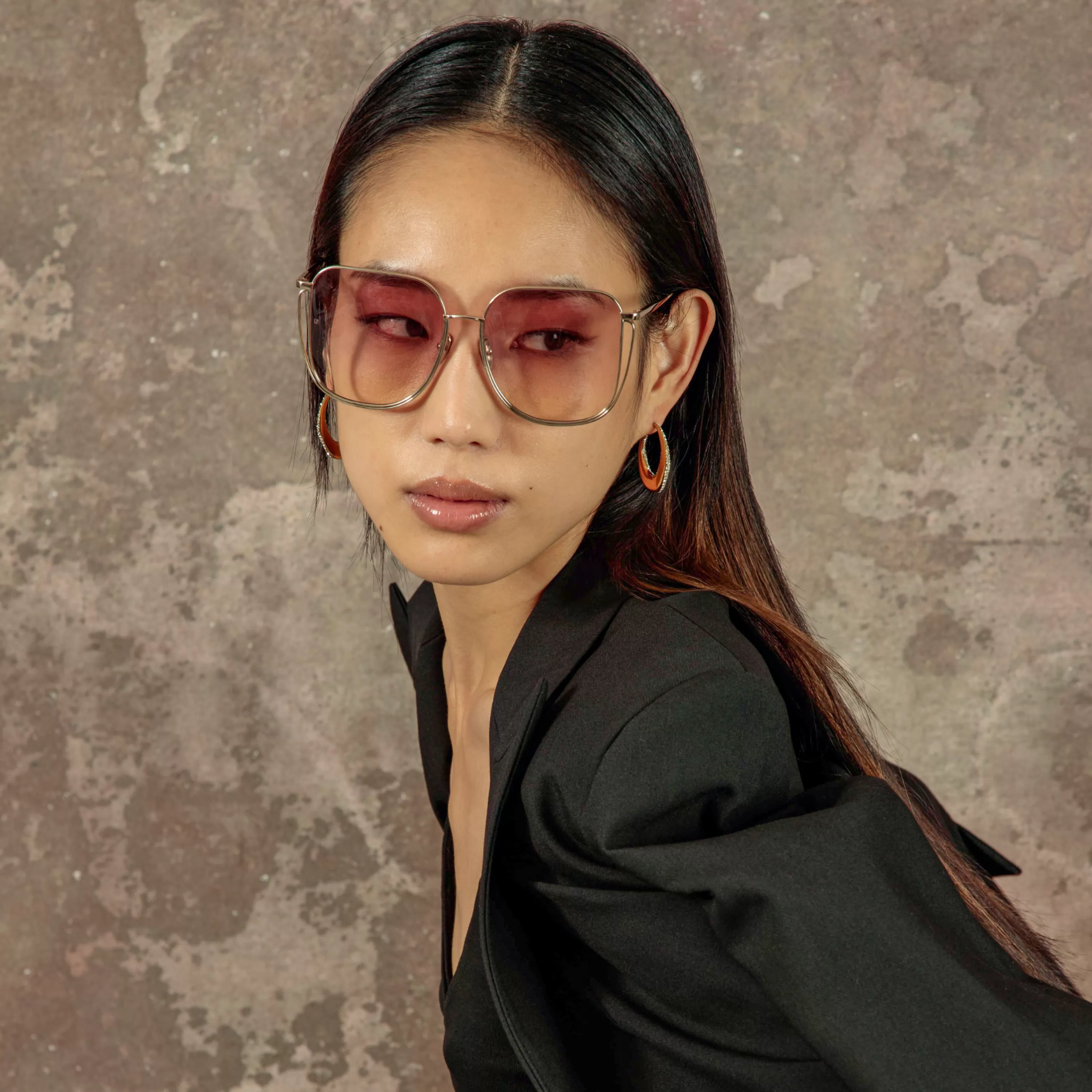 camry_oversized_sunglasses_in_light_gold_and_lilac_5.webp Women LINDA FARROW (U.K.) Camry Oversized Sunglasses in Light Gold and Lilac