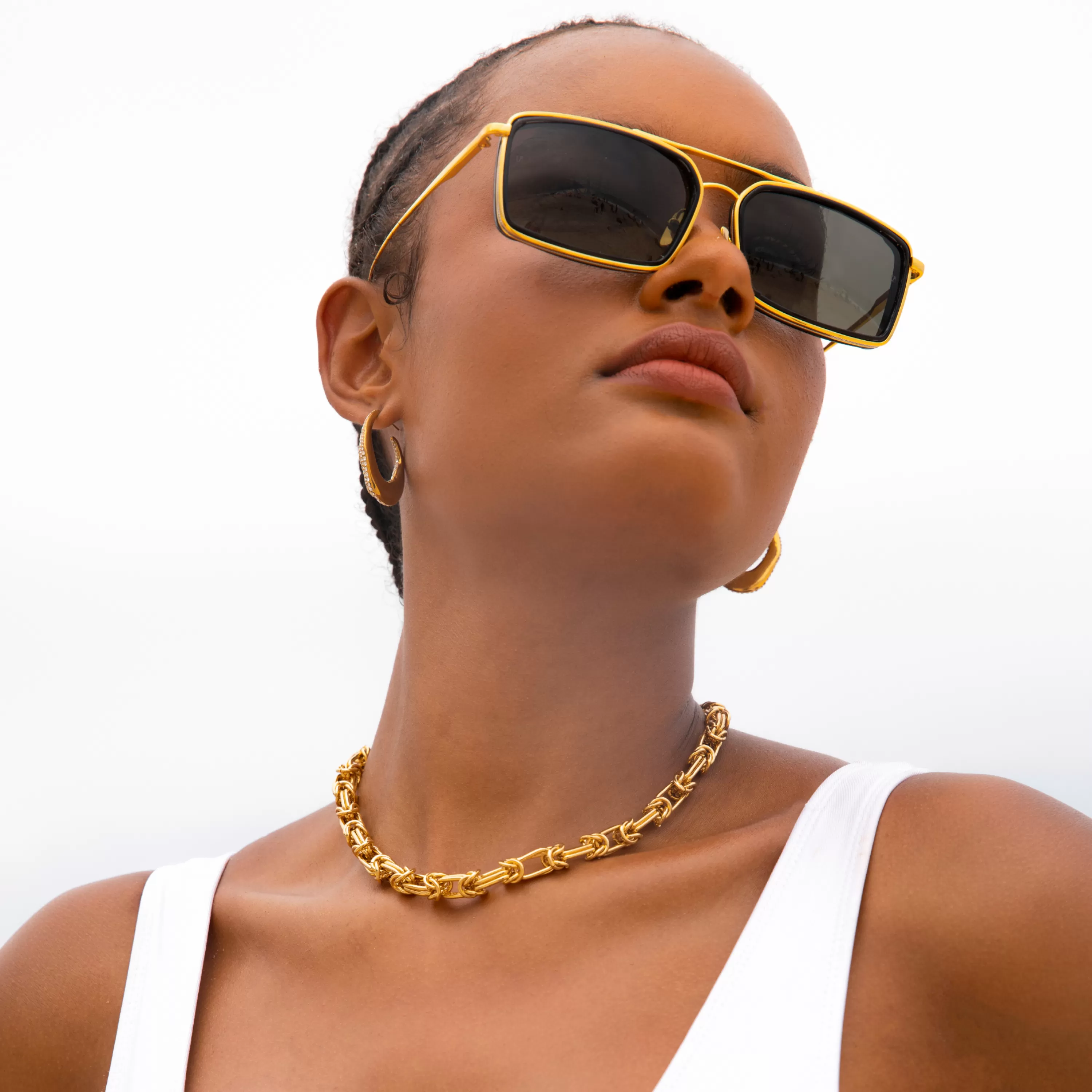 cassia_rectangular_sunglasses_in_yellow_gold_5.webp Women LINDA FARROW (U.K.) Cassia Rectangular Sunglasses in Yellow Gold