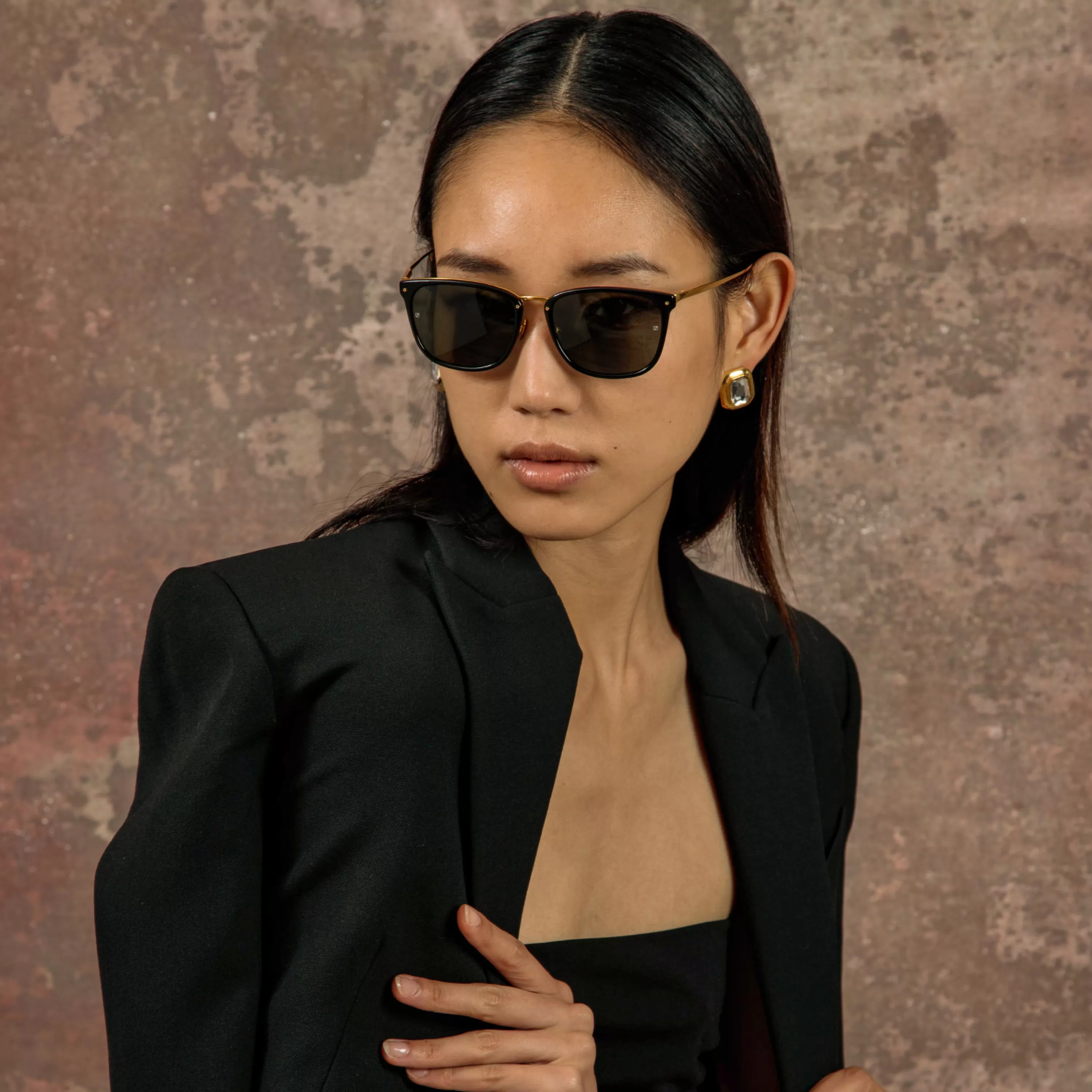 cassin_dframe_sunglasses_in_black_5.webp Women LINDA FARROW (U.K.) Cassin D-Frame Sunglasses in Black