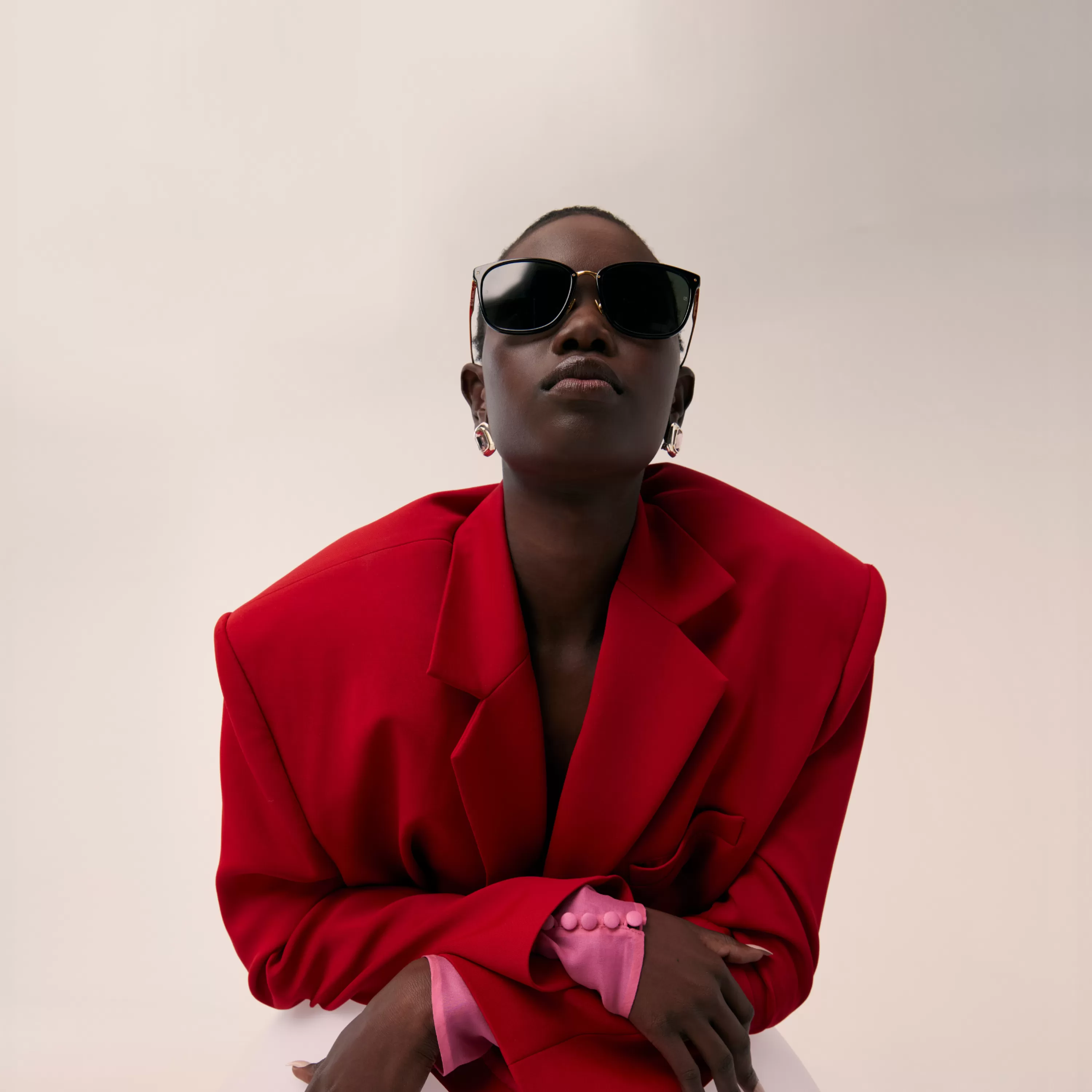 cassin_dframe_sunglasses_in_black_6.webp Women LINDA FARROW (U.K.) Cassin D-Frame Sunglasses in Black