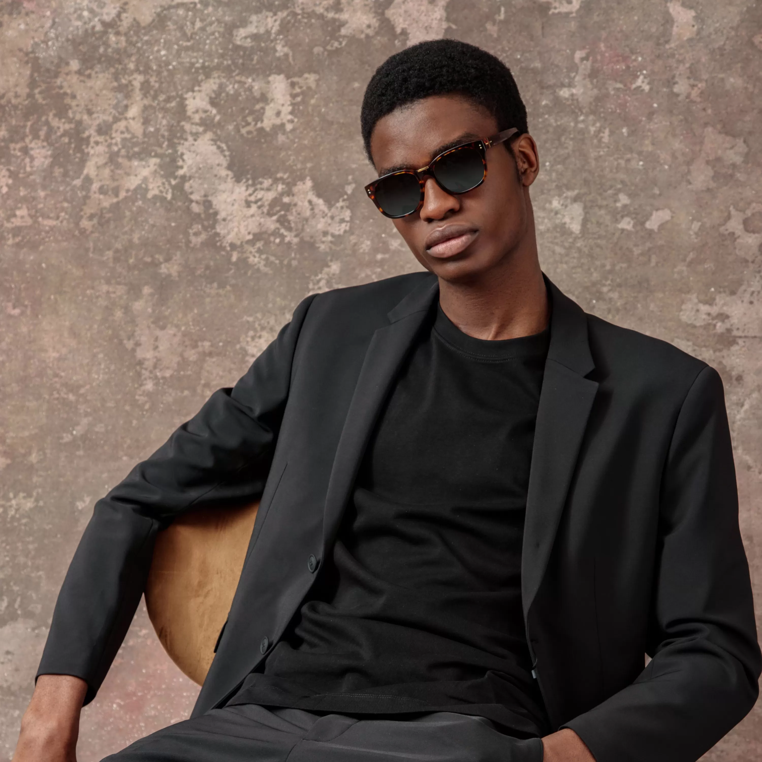cedric_a_rectangular_sunglasses_in_tortoiseshell_asian_fit_5.webp LINDA FARROW (U.K.) Cedric A Rectangular Sunglasses in Tortoiseshell (Asian Fit)