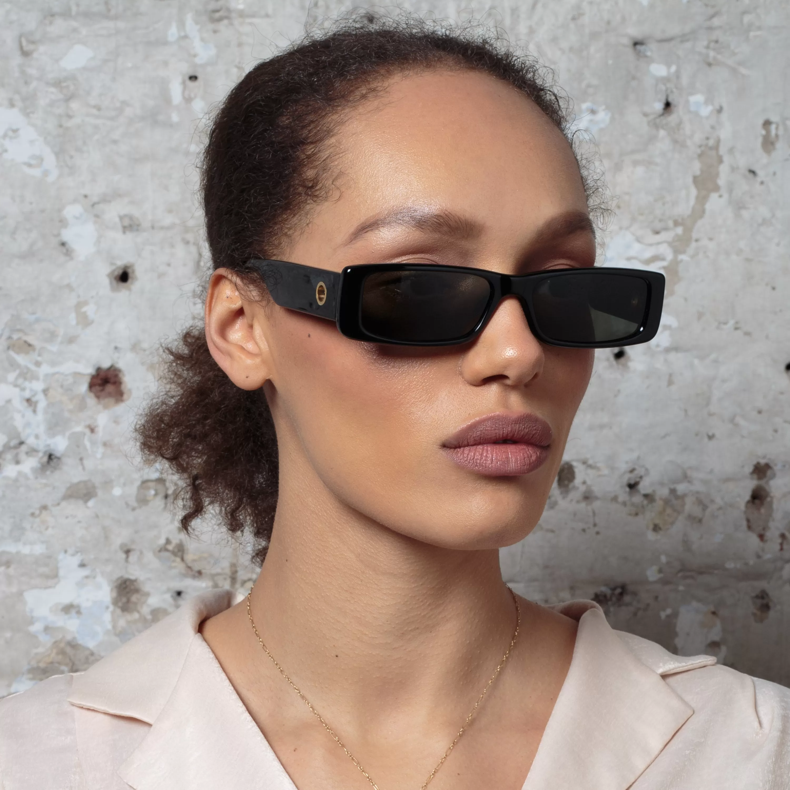 dania_rectangular_sunglasses_in_black_4.webp LINDA FARROW (U.K.) Dania Rectangular Sunglasses in Black