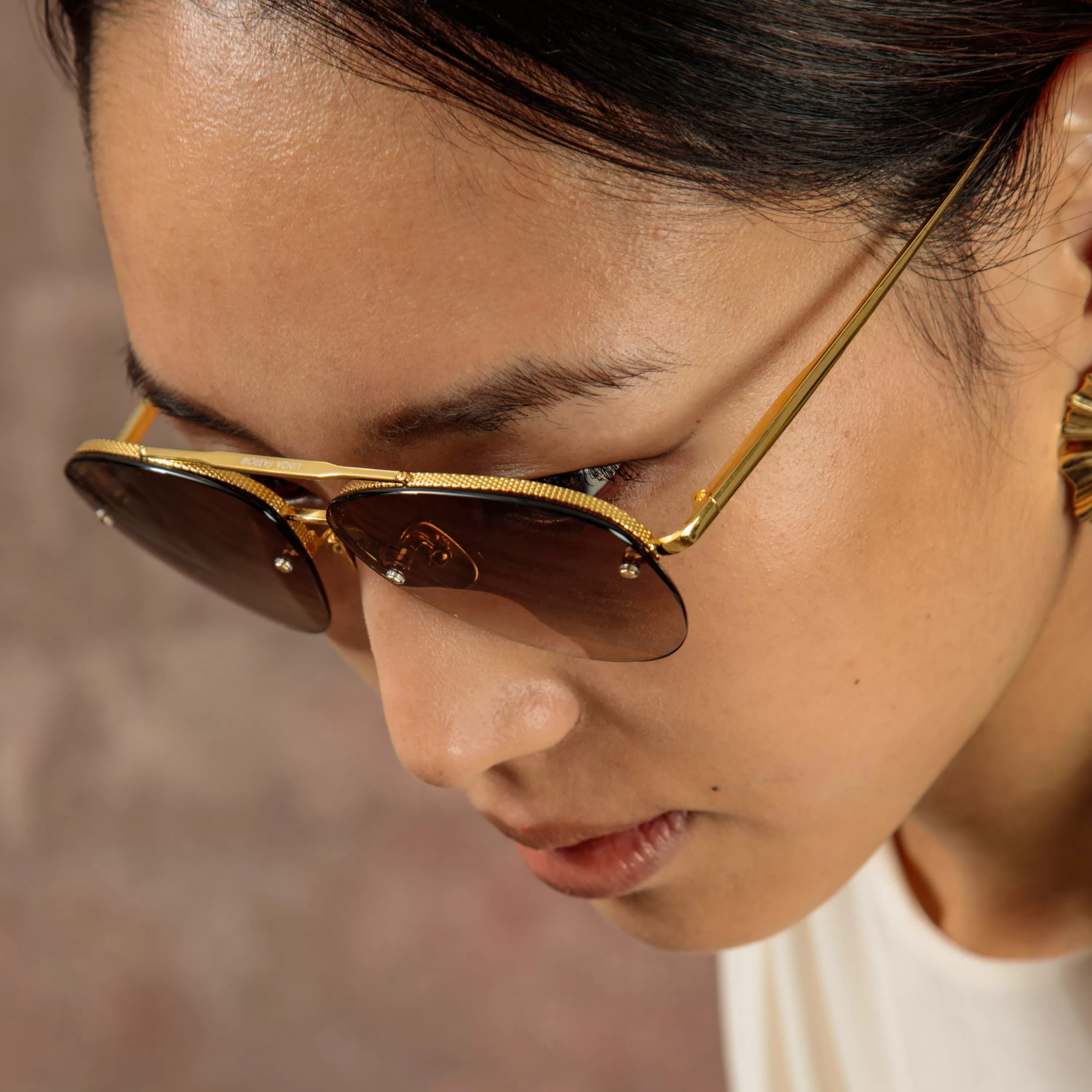 edano_aviator_sunglasses_in_yellow_gold_6.webp Women LINDA FARROW (U.K.) Edano Aviator Sunglasses in Yellow Gold