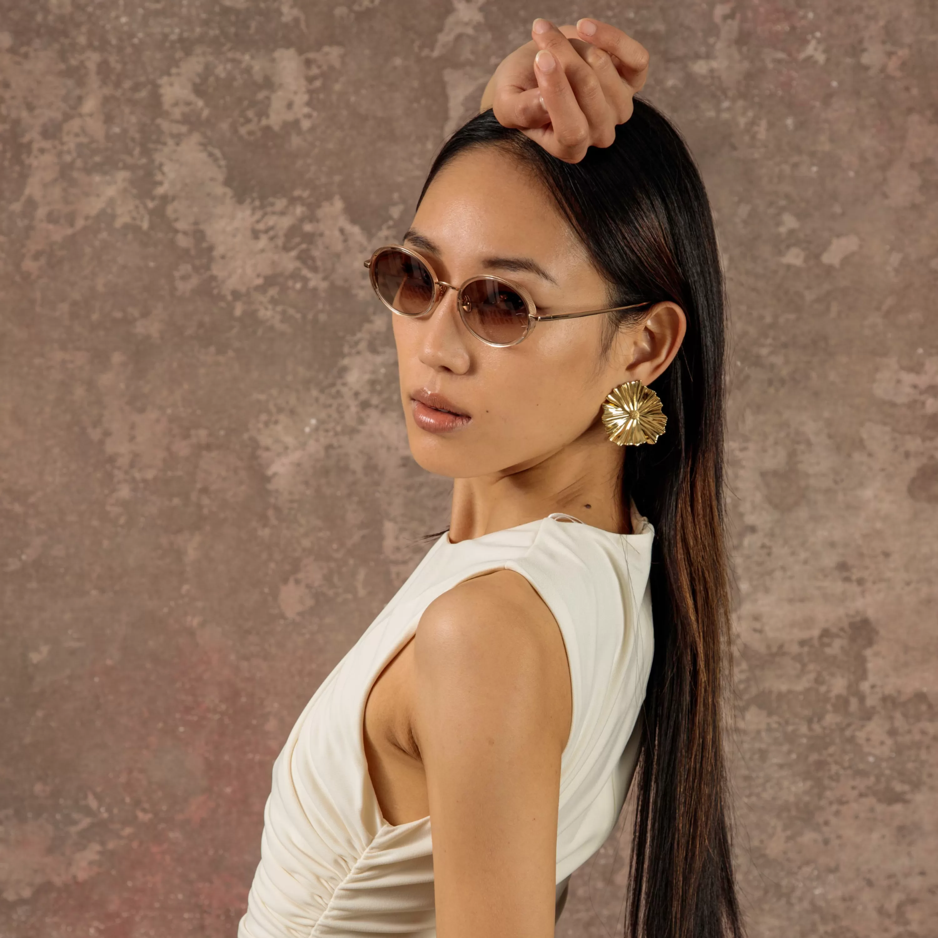 finn_oval_sunglasses_in_rose_gold_5.webp Women LINDA FARROW (U.K.) Finn Oval Sunglasses in Rose Gold