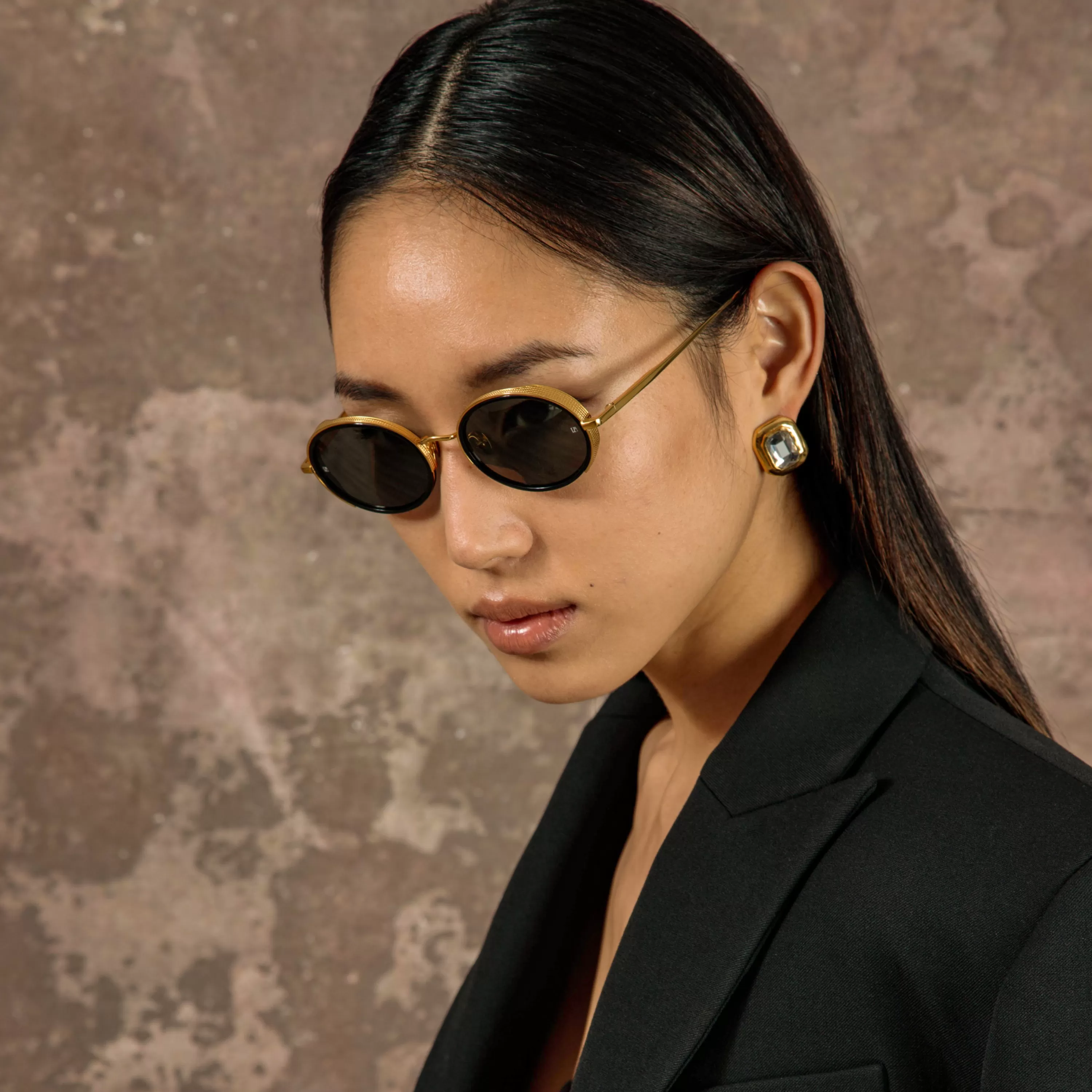 finn_oval_sunglasses_in_yellow_gold_5.webp Women LINDA FARROW (U.K.) Finn Oval Sunglasses in Yellow Gold