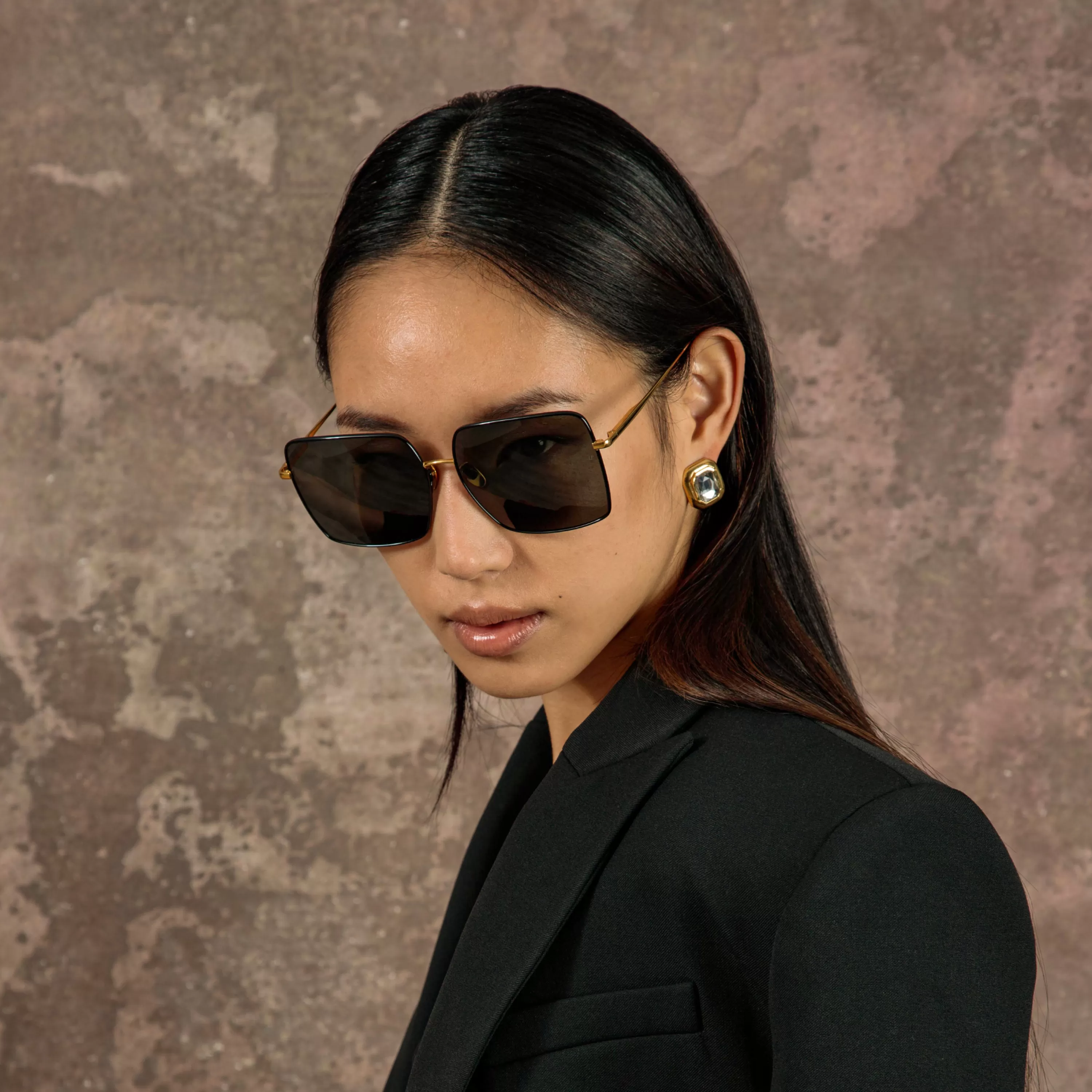 hina_square_sunglasses_in_black_5.webp Women LINDA FARROW (U.K.) Hina Square Sunglasses in Black