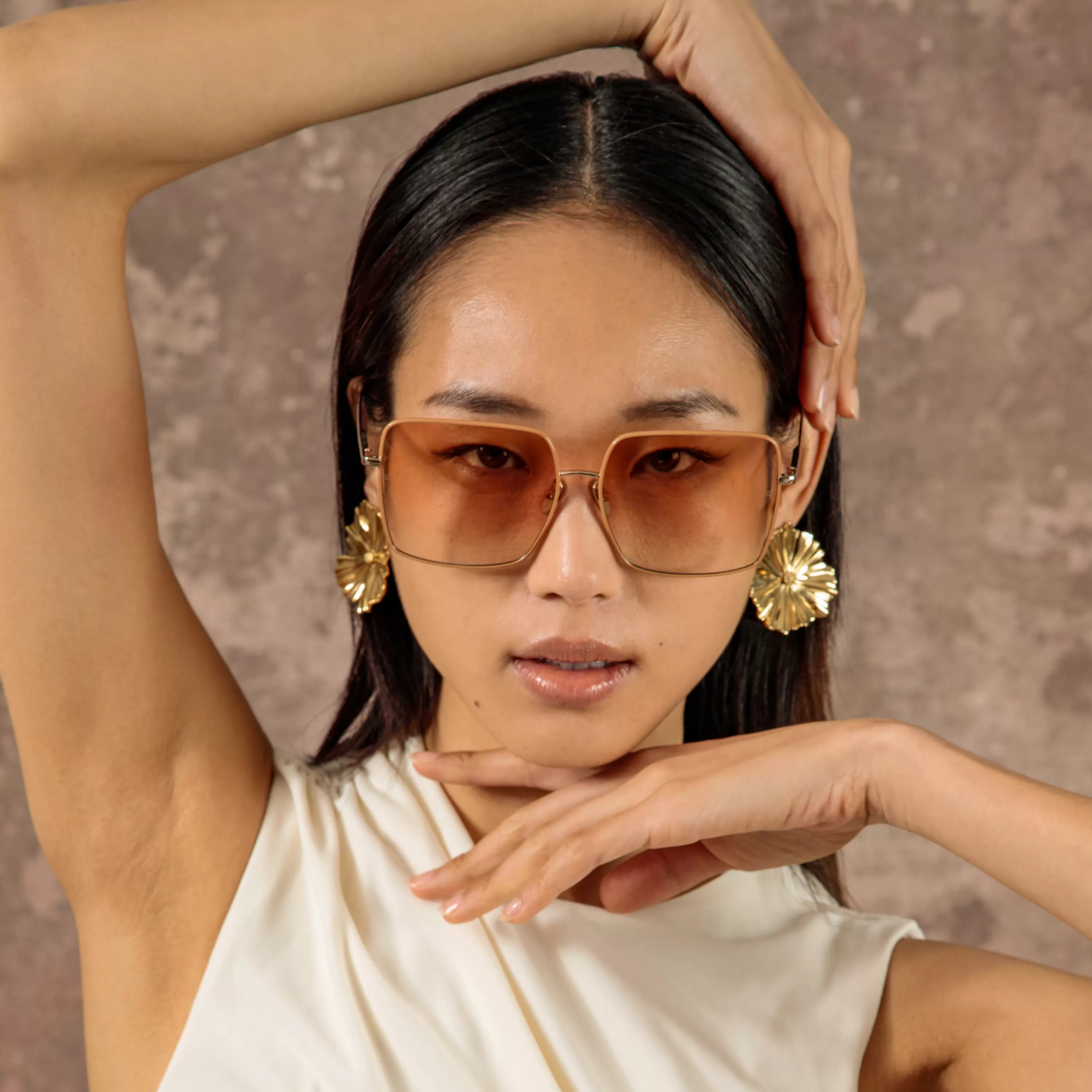 hina_square_sunglasses_in_tobacco_5.webp Women LINDA FARROW (U.K.) Hina Square Sunglasses in Tobacco