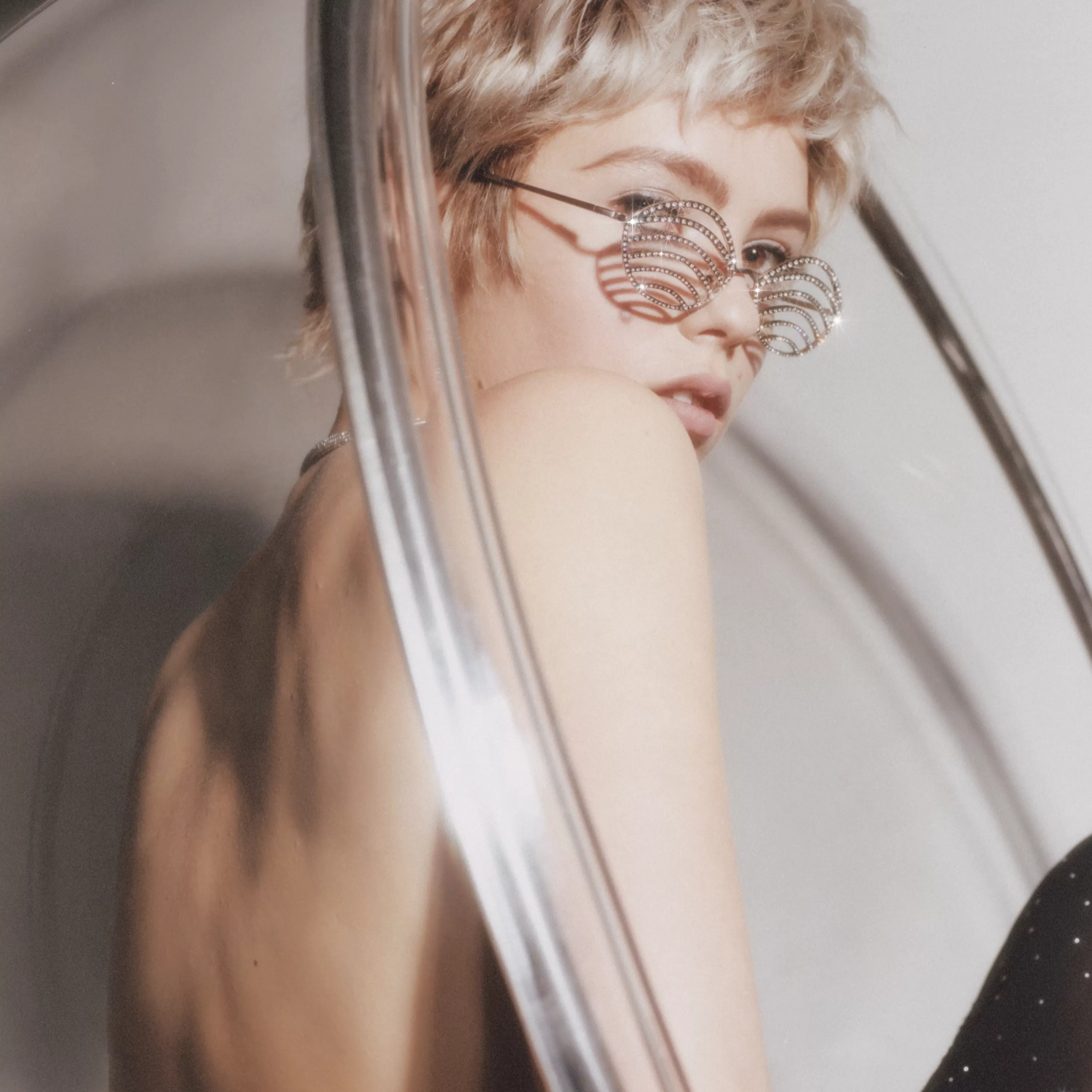 it_girl_with_crystals_oversized_sunglasses_in_white__nue_studio_x_linda_farrow_2.webp LINDA FARROW (U.K.) IT Girl' with Crystals, Oversized Sunglasses in White | NUE STUDIO x LINDA FARROW
