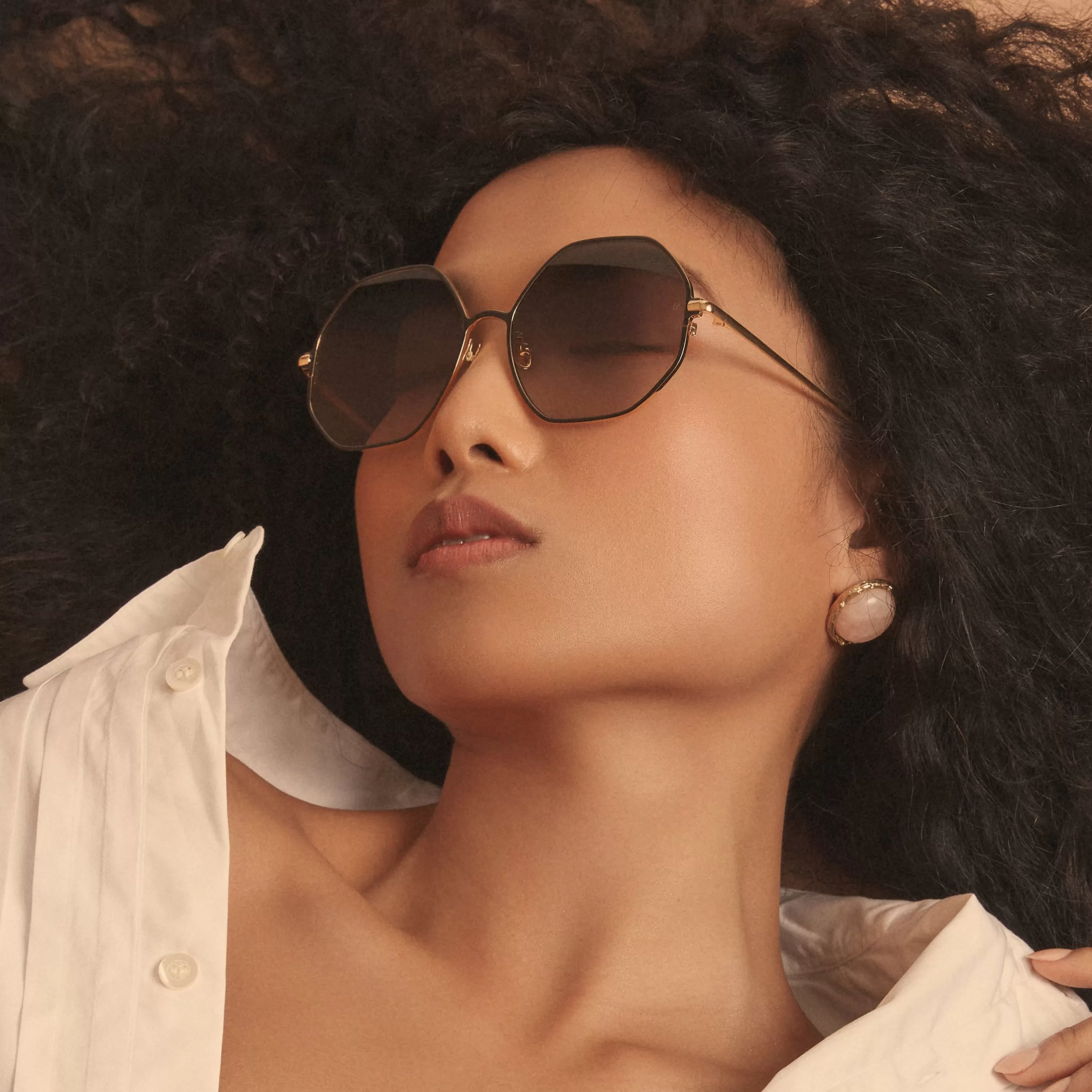 leif_oversized_sunglasses_in_yellow_gold_and_black_4.webp LINDA FARROW (U.K.) Leif Oversized Sunglasses in Yellow Gold and Black
