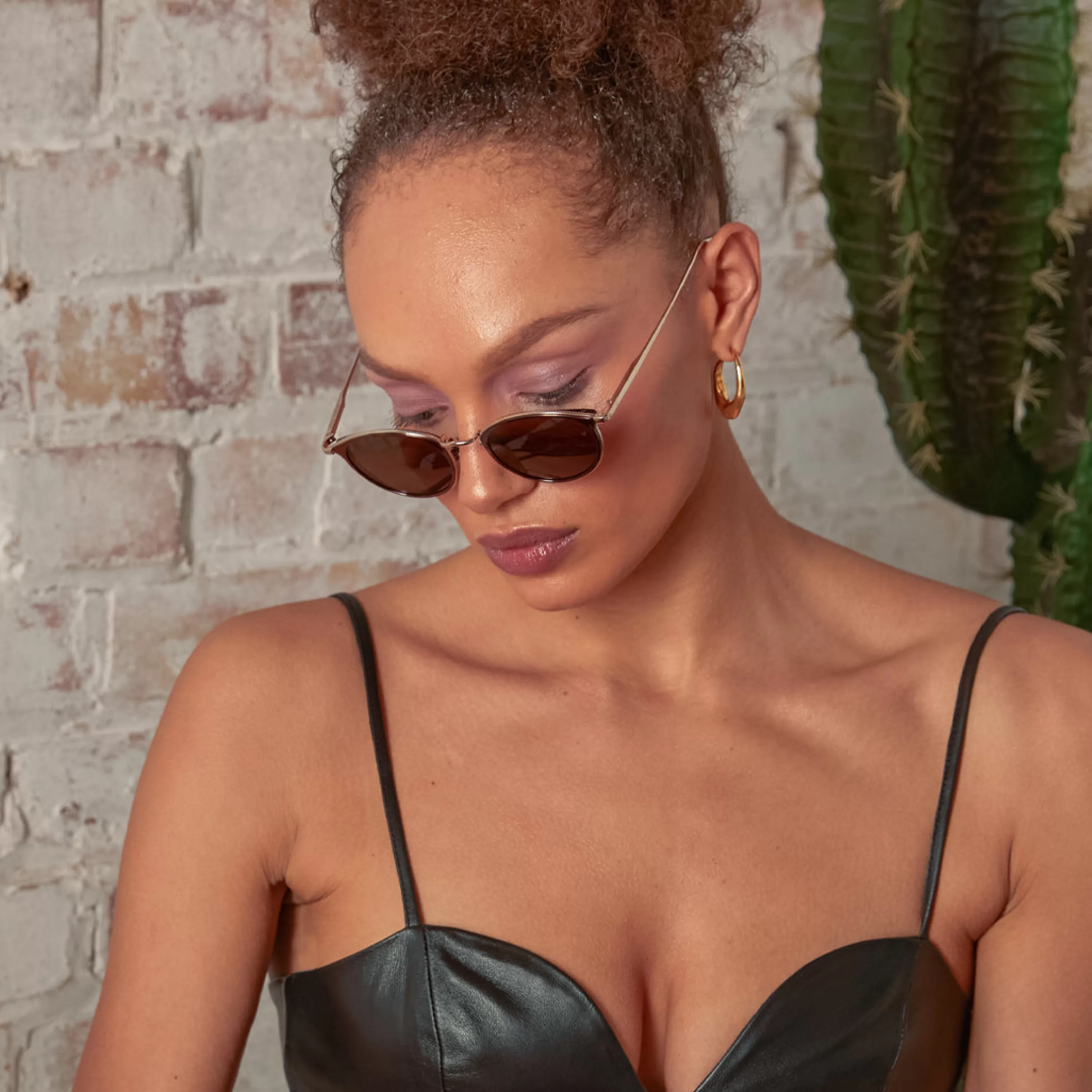 luis_oval_sunglasses_in_light_gold_and_brown_4.webp LINDA FARROW (U.K.) Luis Oval Sunglasses in Light Gold and Brown