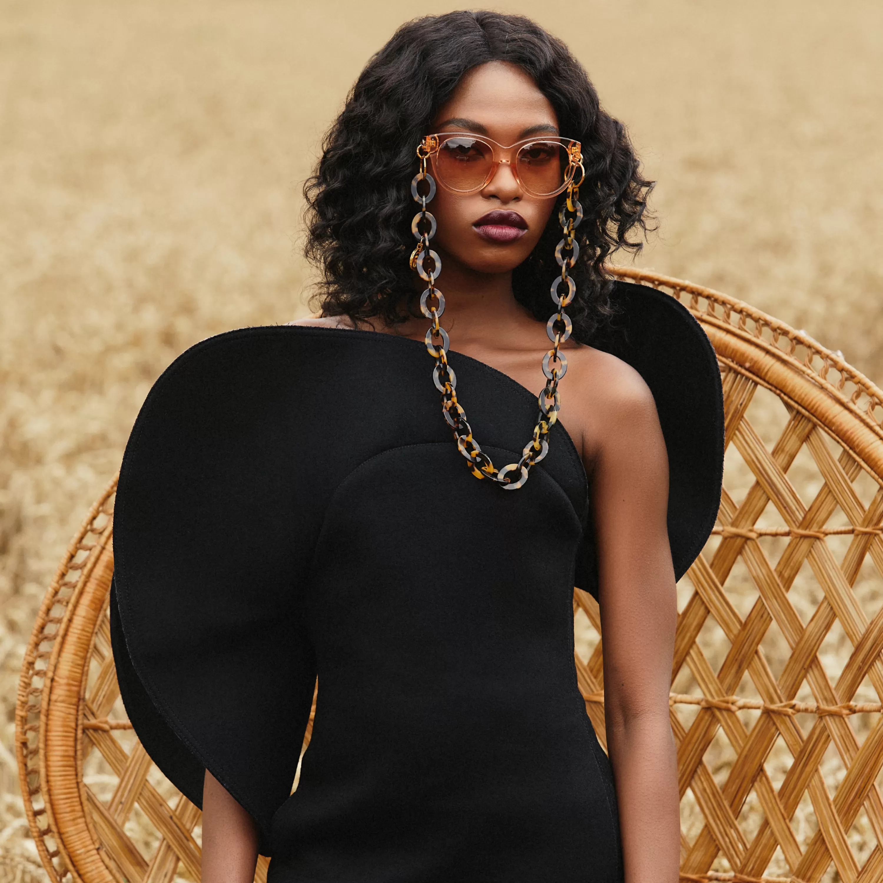 madi_oversized_sunglasses_in_peach_4.webp LINDA FARROW (U.K.) Madi Oversized Sunglasses in Peach