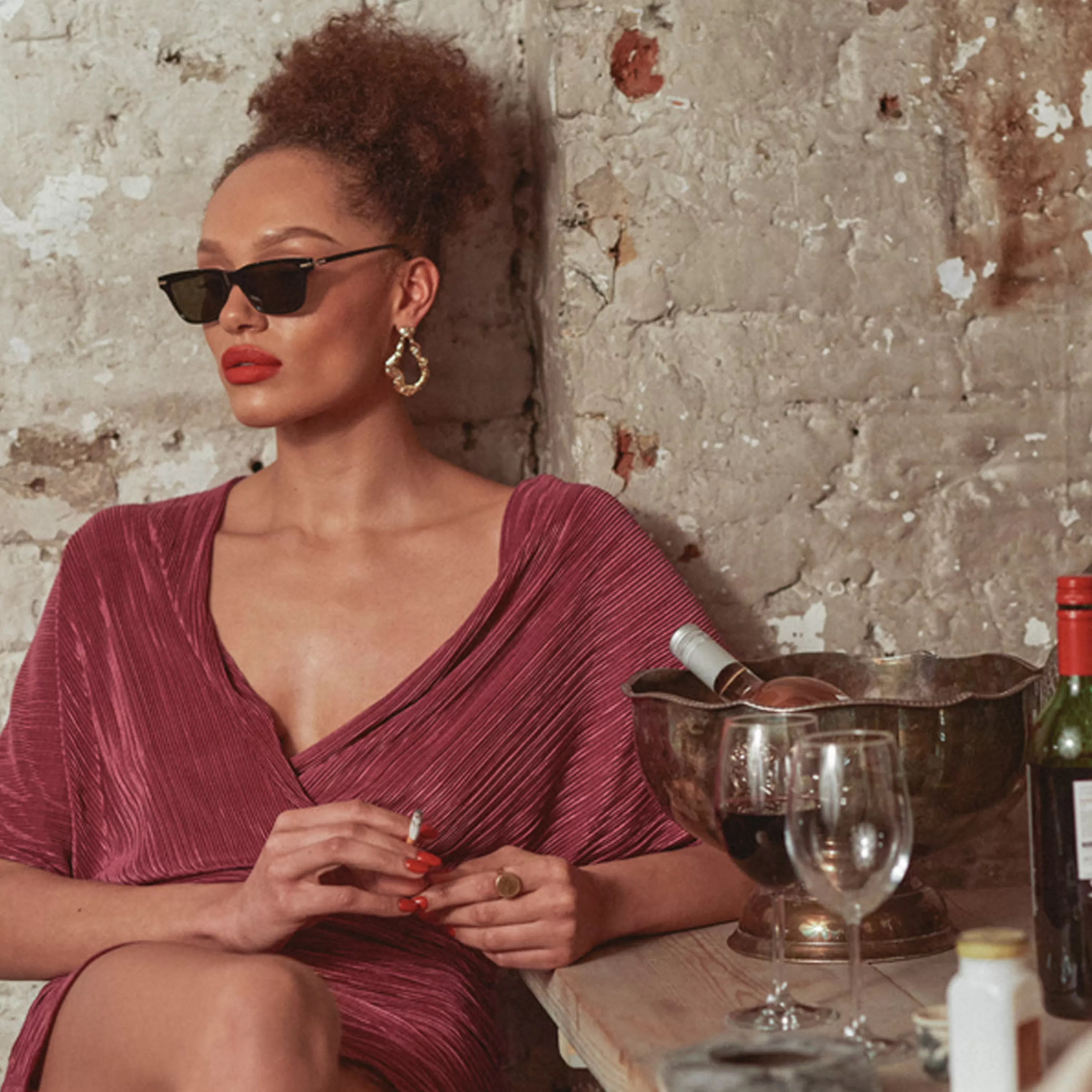 mae_a_cat_eye_sunglasses_in_black_2.webp Linda Farrow Linear Mae A Cat Eye Sunglasses in Black