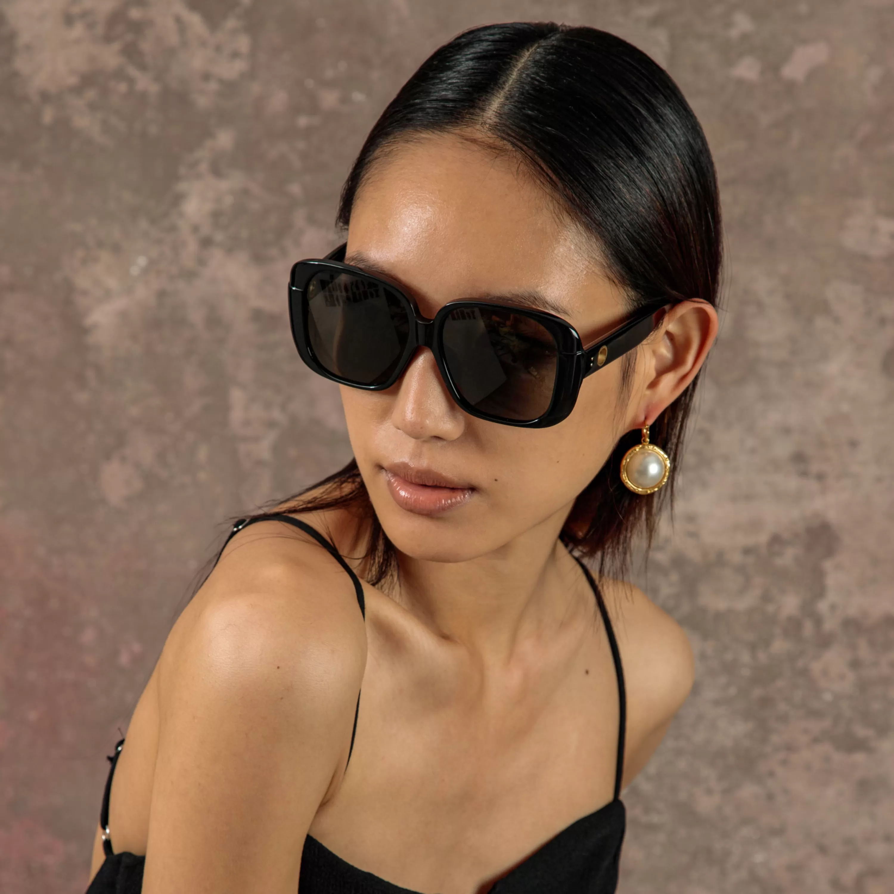 mima_oversized_sunglasses_in_black_5.webp Women LINDA FARROW (U.K.) Mima Oversized Sunglasses in Black