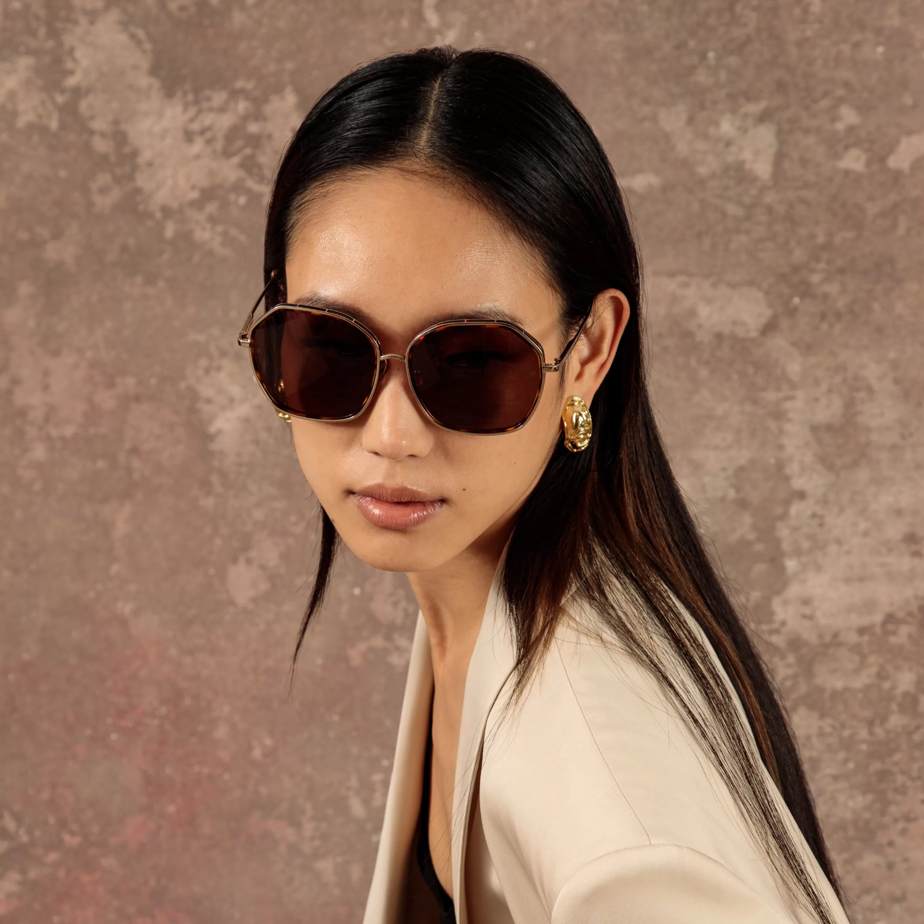 rowe_oversize_sunglasses_in_light_gold_5.webp Women Linda Farrow Rowe Oversize Sunglasses in Light Gold