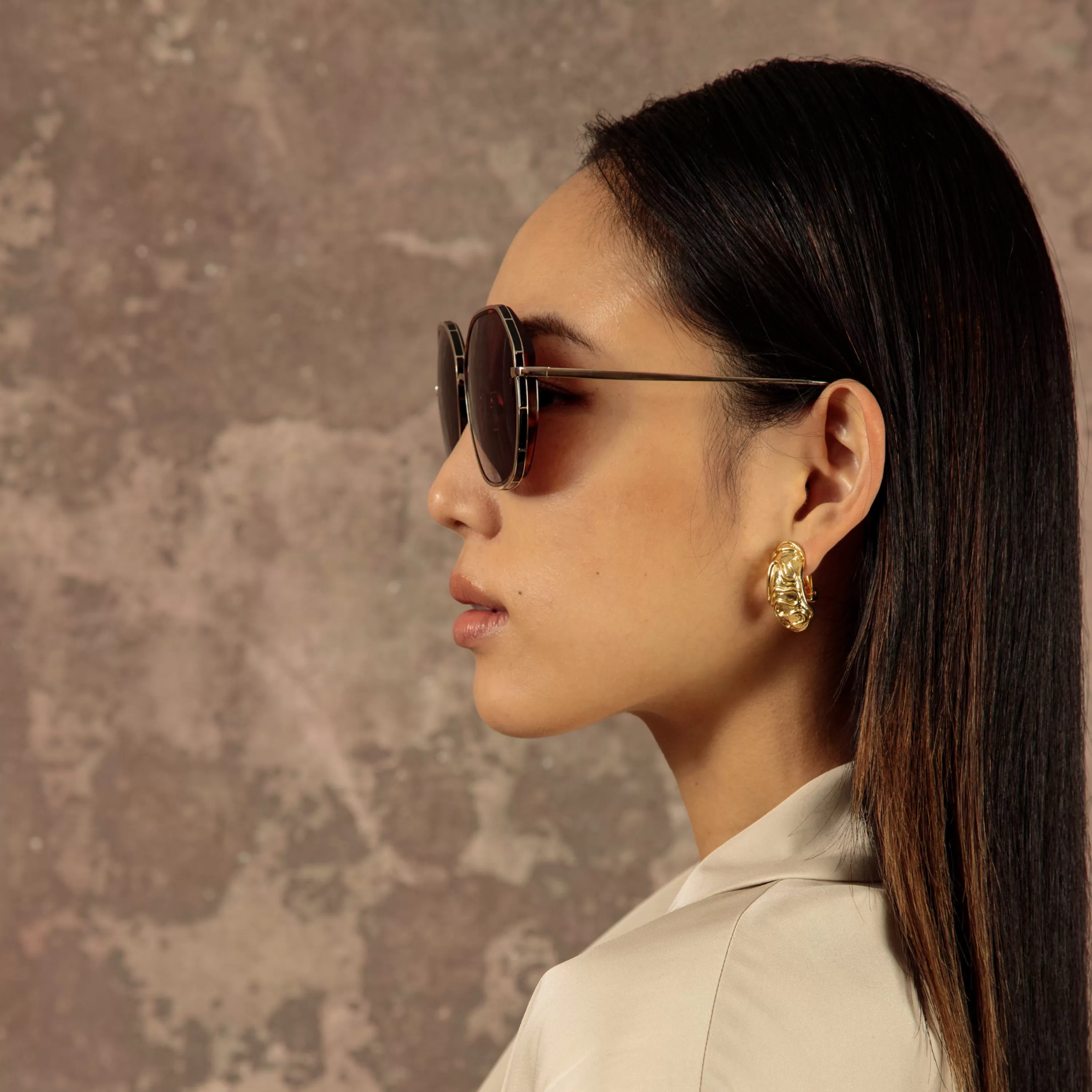 rowe_oversize_sunglasses_in_light_gold_6.webp Women Linda Farrow Rowe Oversize Sunglasses in Light Gold