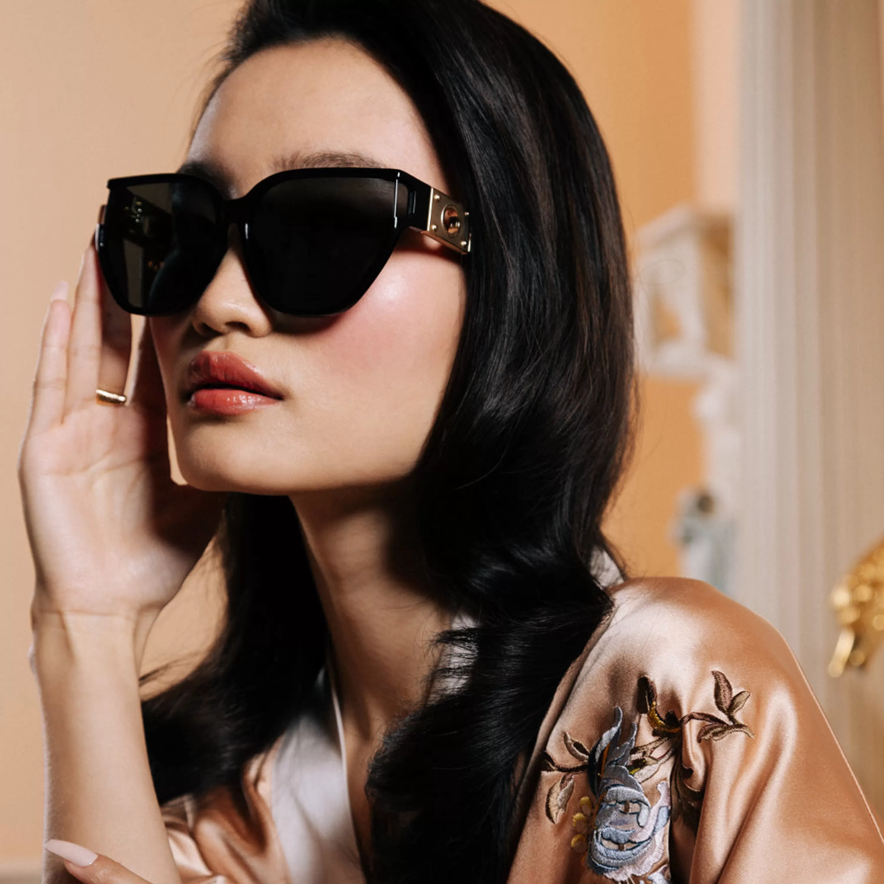 sabine_oversized_sunglasses_in_black_4.webp LINDA FARROW (U.K.) Sabine Oversized Sunglasses in Black