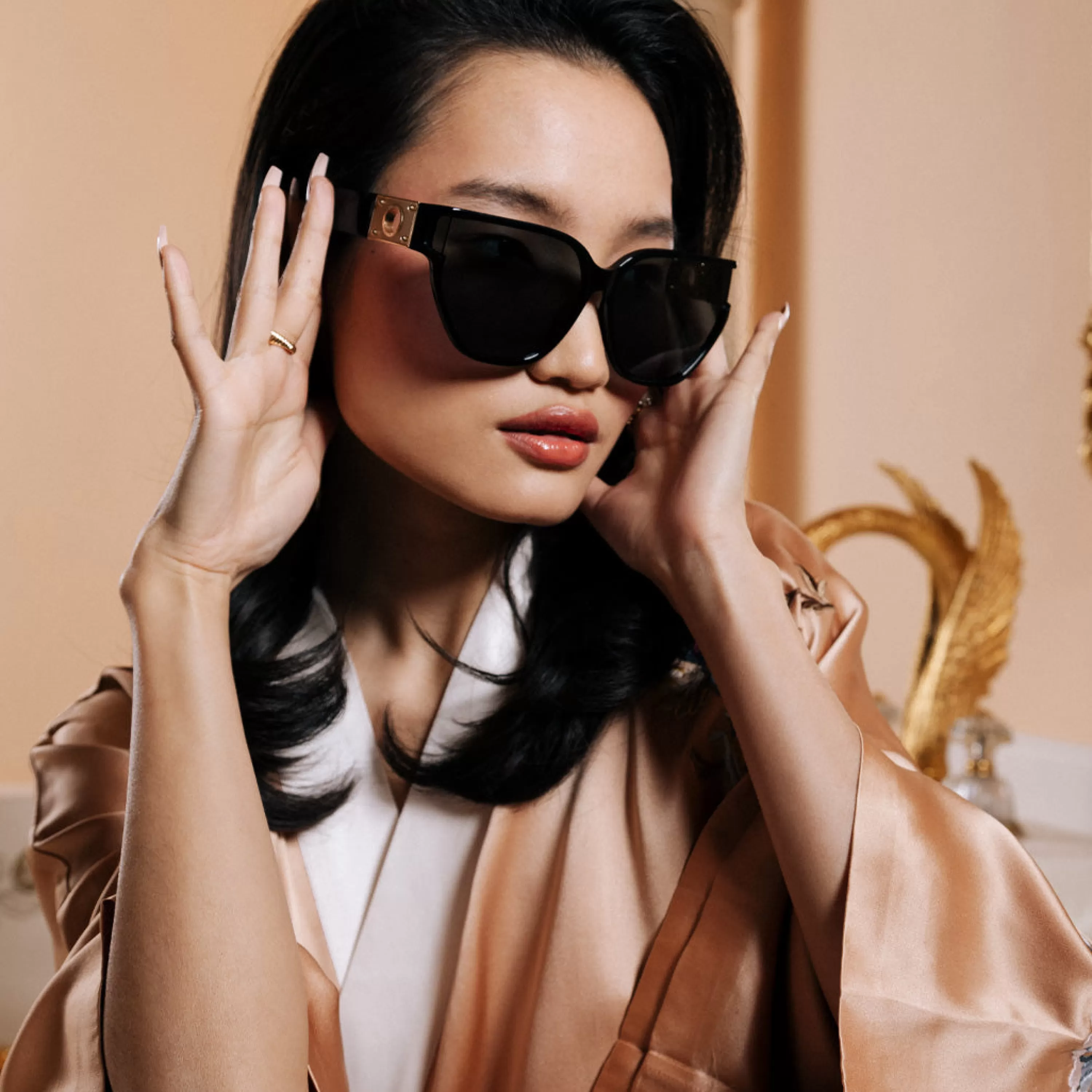 sabine_oversized_sunglasses_in_black_5.webp LINDA FARROW (U.K.) Sabine Oversized Sunglasses in Black