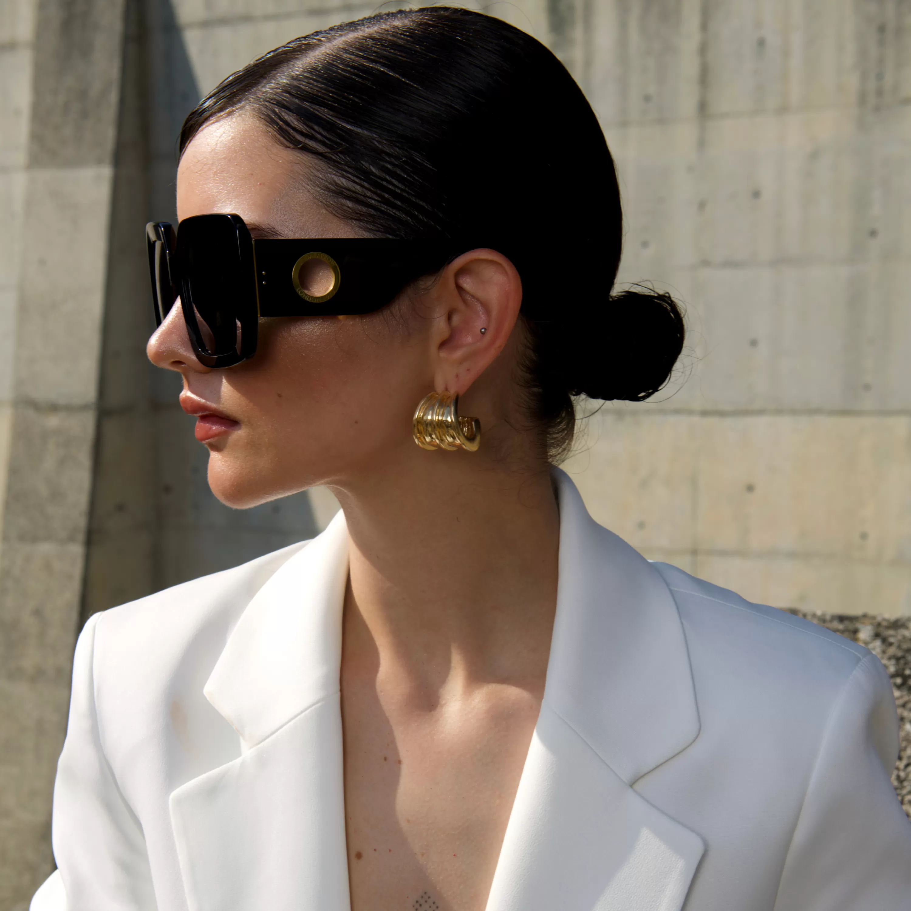 shelly_oversize_sunglasses_in_black_5.webp Women LINDA FARROW (U.K.) Shelly Oversize Sunglasses in Black