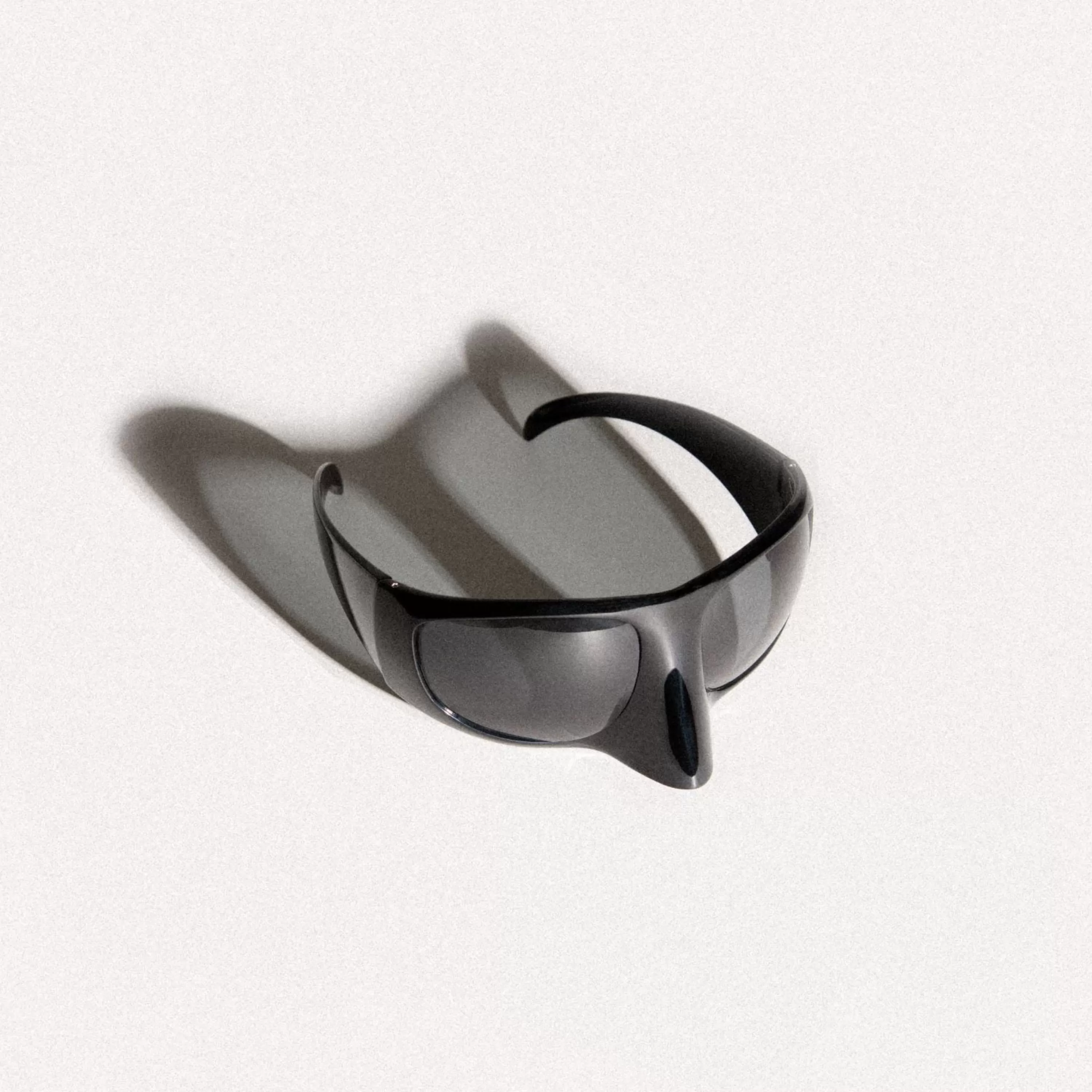 the_mask_sunglasses_in_black_4.webp LINDA FARROW UK The Mask Sunglasses in Black